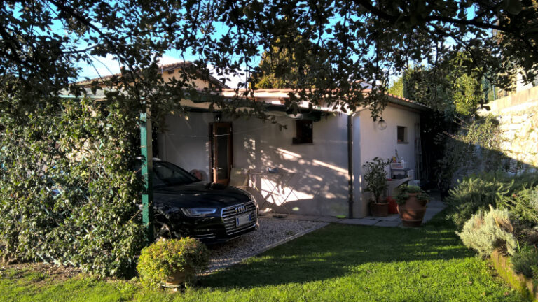 Manufatto pertinenziale oggetto di sanatoria edilizia a Lucca con più vincoli sovrapposti