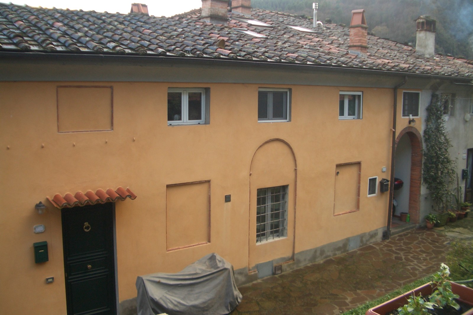 Prospetto di fabbricato con difformità edilizie da verificare