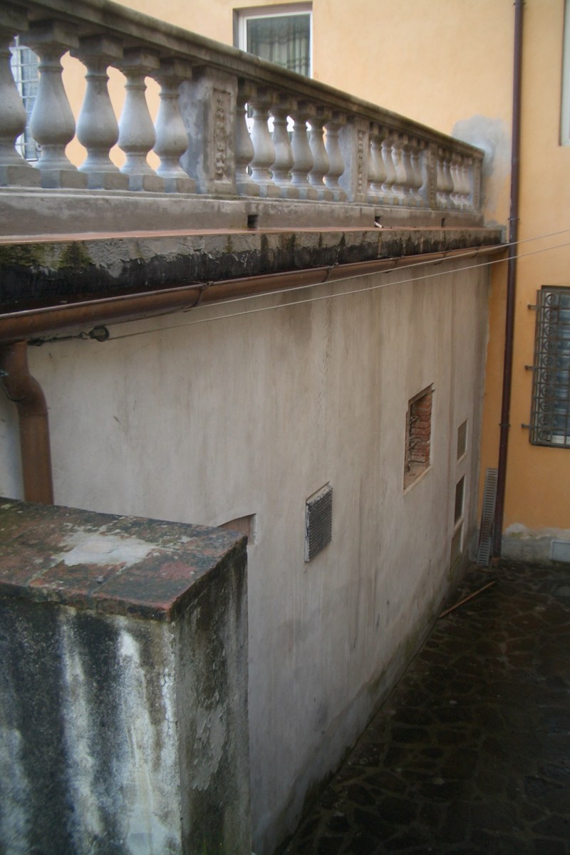 Dettaglio di prospetto in fabbricato interessato da sanatoria edilizia