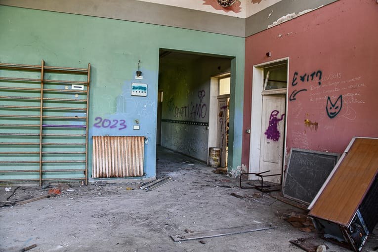 Decorazioni interne dell’ex scuola di Vinchiana prima della petizione pubblica