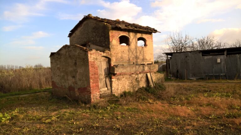 Fabbricato agricolo dismesso situato in un’area soggetta a rischio idraulico